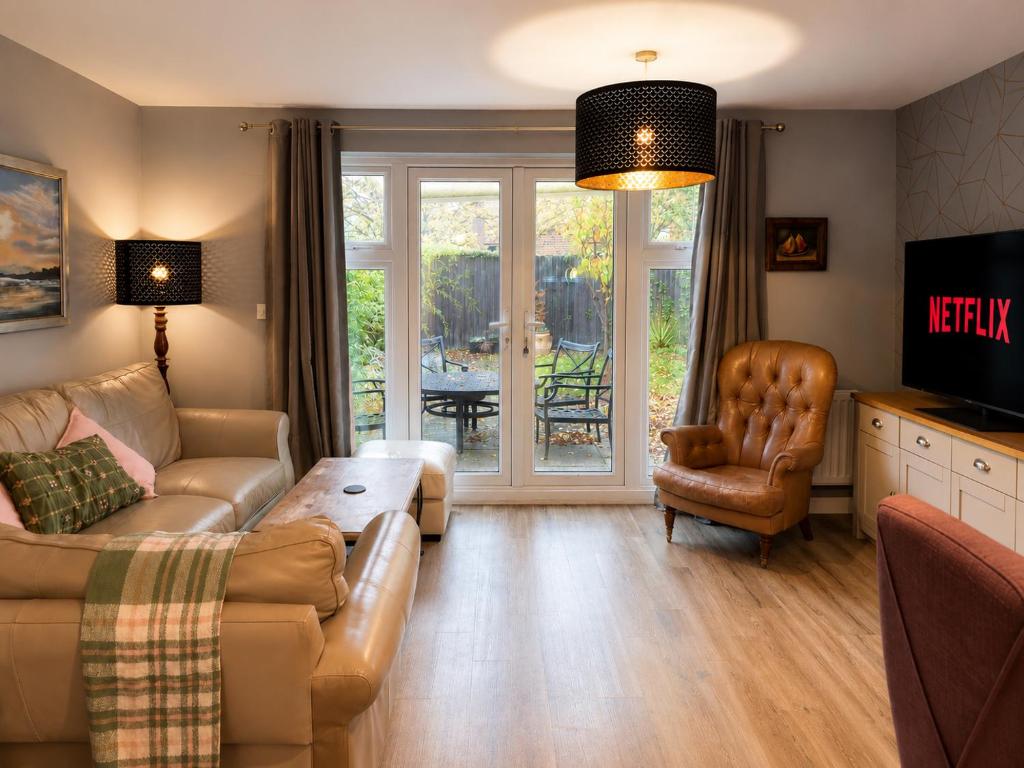 a living room with a couch and a table at Chilton Charm Modern 3BR Ideal for Long Stays in Chilton