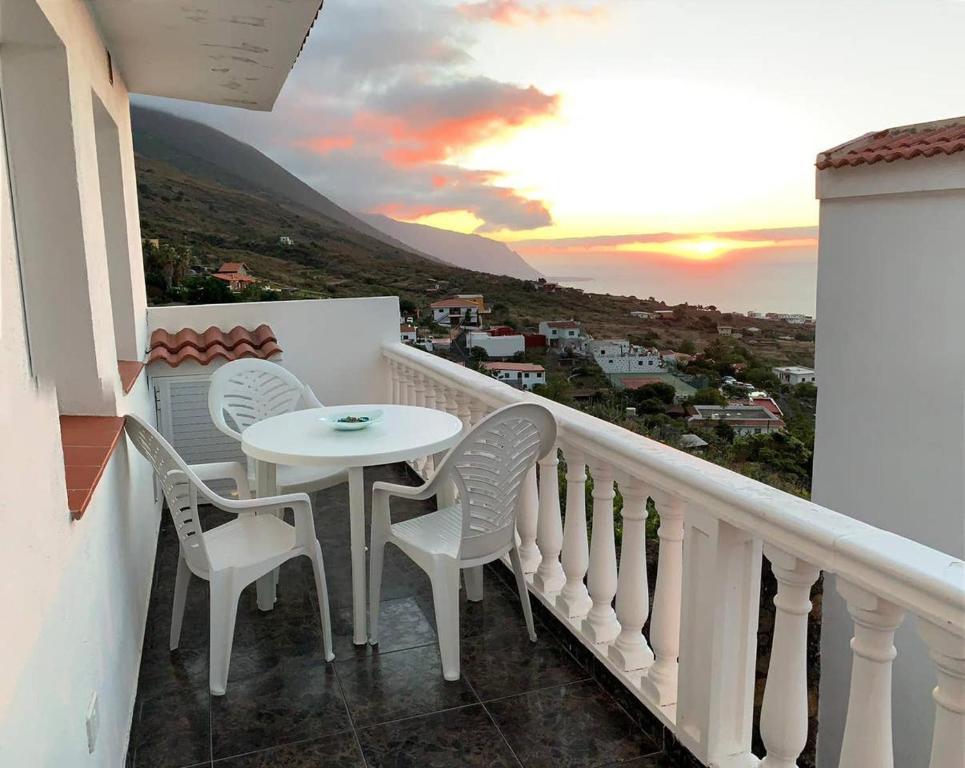 a table and chairs on a balcony with a view at Cozy apartment with sea view in Frontera in Frontera
