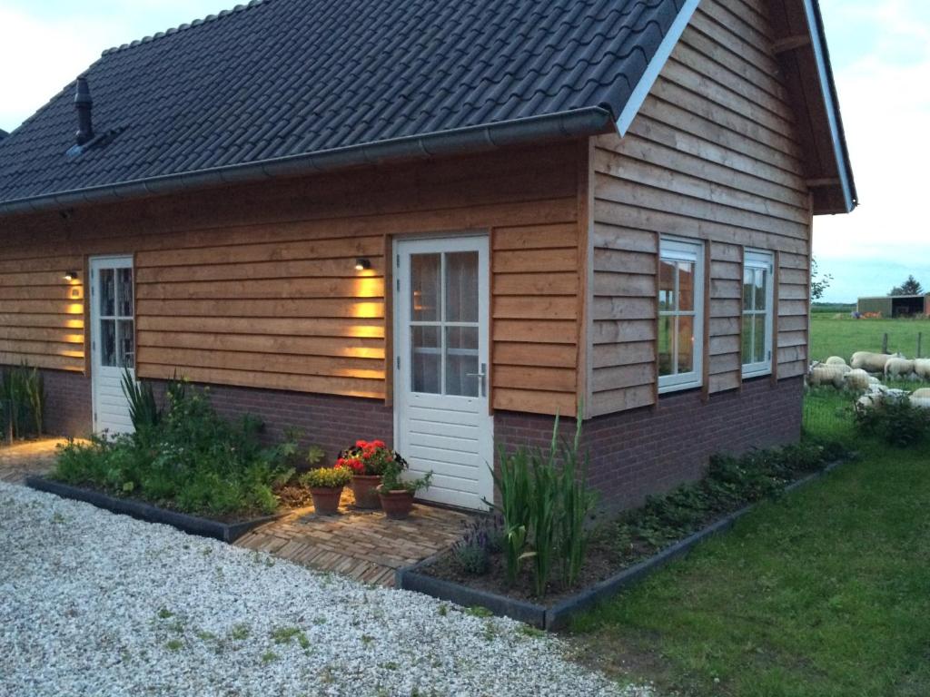 a small house with a pathway leading to it at Boerengastenverblijf De Kromme Rijn in Cothen