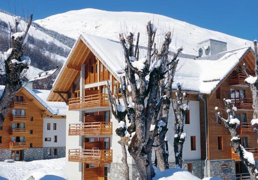 a ski lodge in the snow with trees in front at Studio charmant à Valloire - 21m² - Vue sur montagne in Valloire