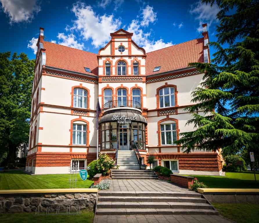 a large building with stairs in front of it at Stadtperle Rostock in Rostock