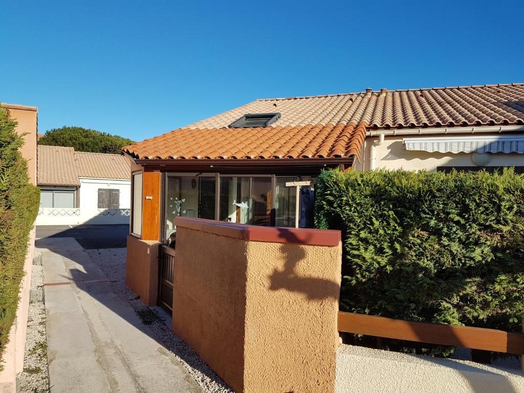 a house with a fence in front of it at Maison accueillante à Leucate avec jardin et terrasse in Leucate
