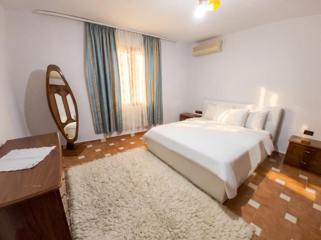 Spacious house in Berat with secure parking - Housity