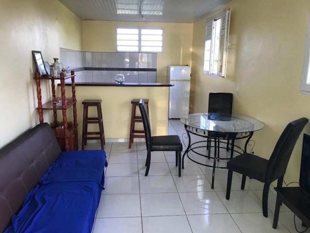 a living room with a couch and a table at Appartement avec vue sur la mer à Le Marin, Climatisé, 80 m² in Le Marin