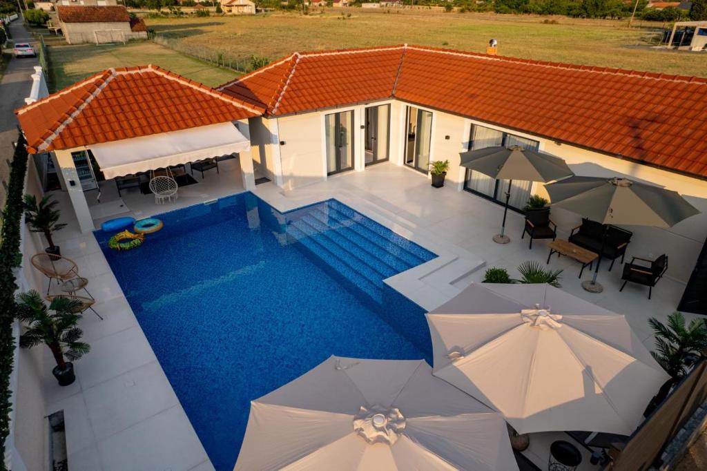 an overhead view of a swimming pool with umbrellas at Amon Private Pool Residence in Podgorica