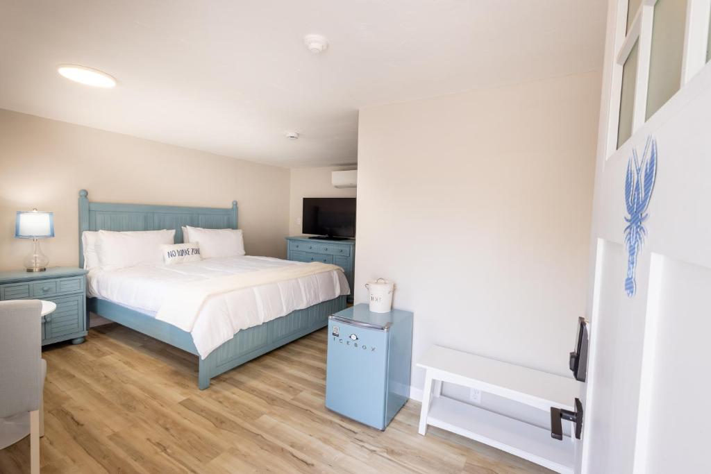 a bedroom with a bed and a television in it at Blue Lobster Inn Cape Cod in Yarmouth