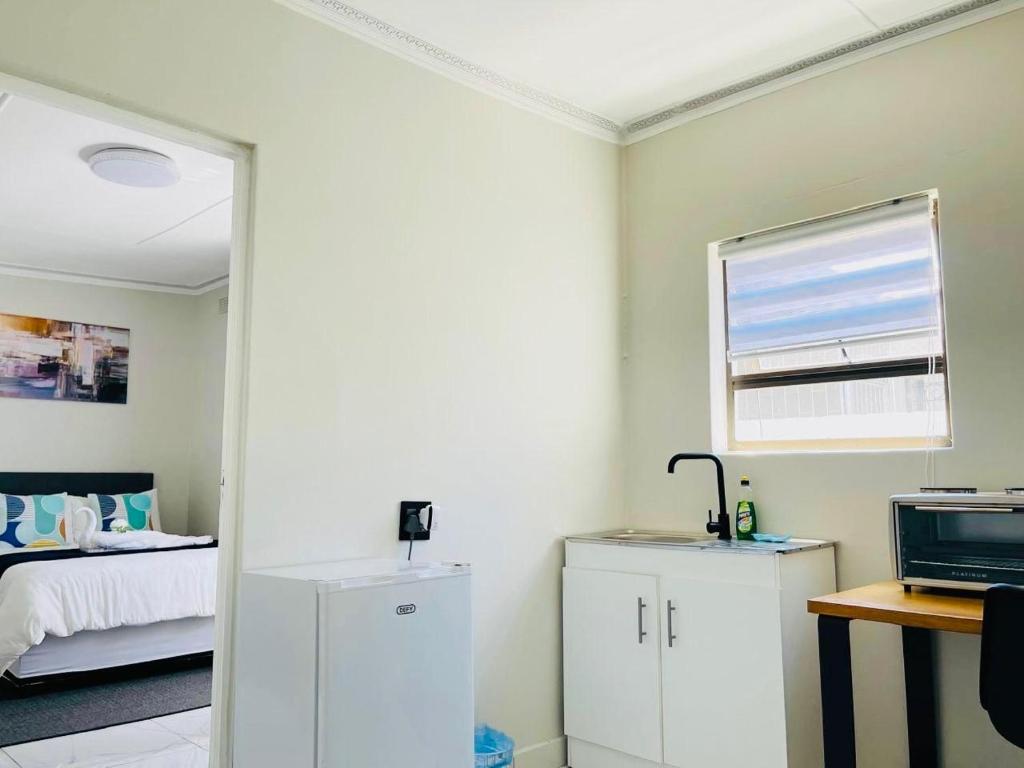 a room with a bedroom with a bed and a window at Maita Corner in Monte Vista
