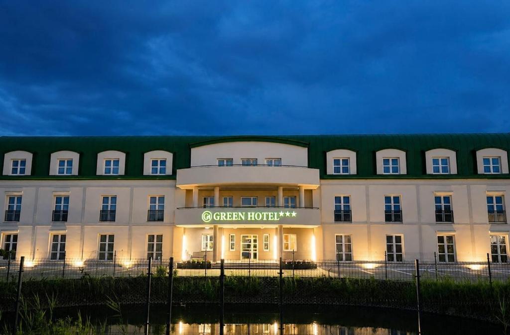 a building with a sign that reads queen hotel at Green Hotel in Świebodzin