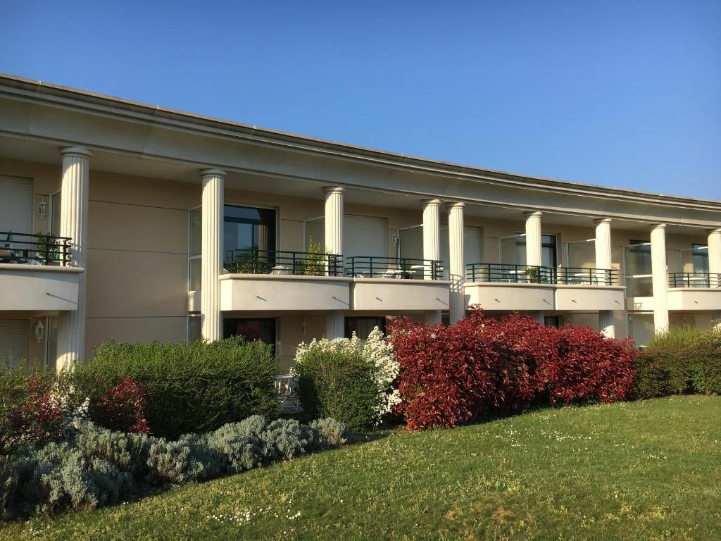 an apartment building with a lawn in front of it at Appartement cosy à Saint-André-des-Eaux de 47 m² avec jardin in Saint-André-des-Eaux
