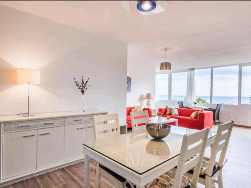 a kitchen and living room with a table and chairs at Apartamento Playamar in Torremolinos