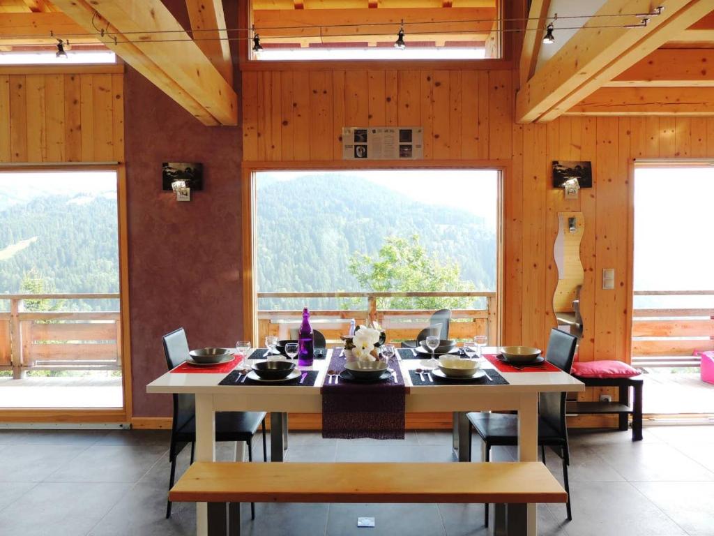 Chalet charmant aux Gets avec vue sur montagne et cheminée