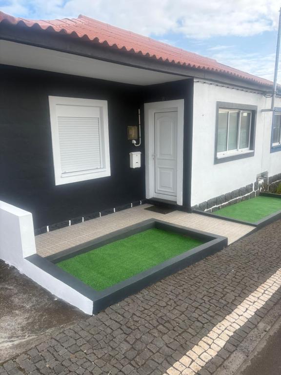 a house with a lawn in front of it at Casa da Maré in Calheta