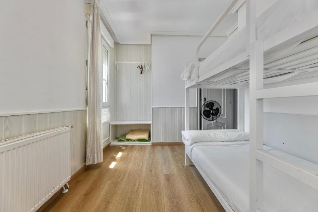 Hostal Costa Coruña - Habitación Cuádruple Con Baño Privado