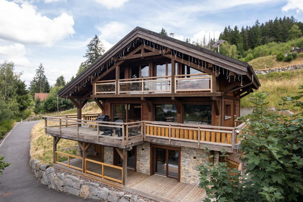 Les Brumes du Lac Brand-New Luxury Chalet with Games Room
