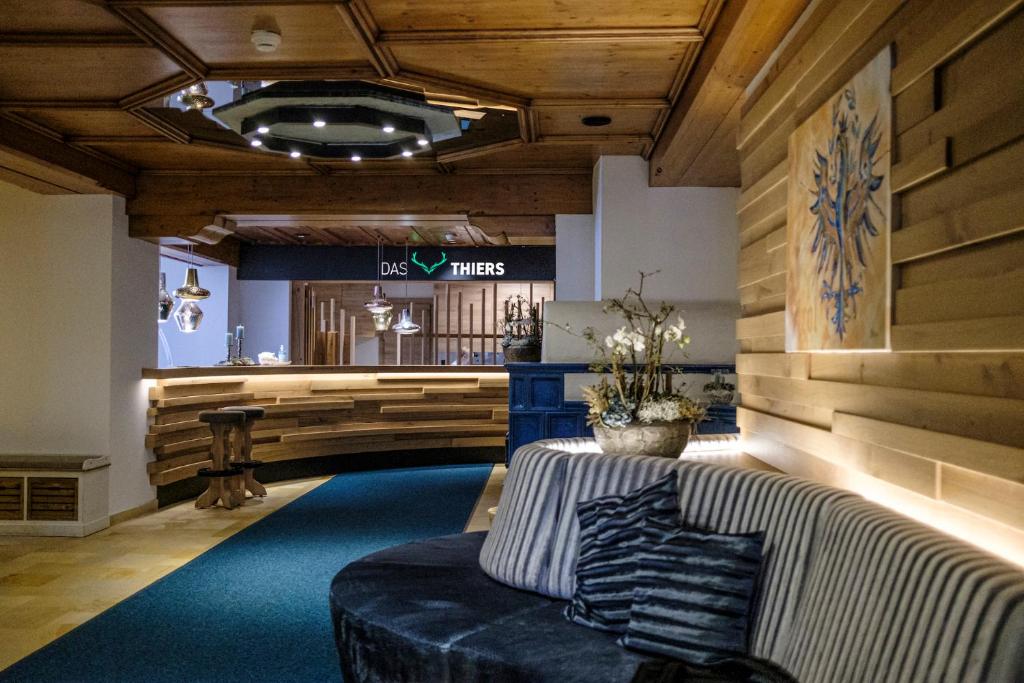 a lobby of a store with a couch and a table at Das Thiers in Thiersee
