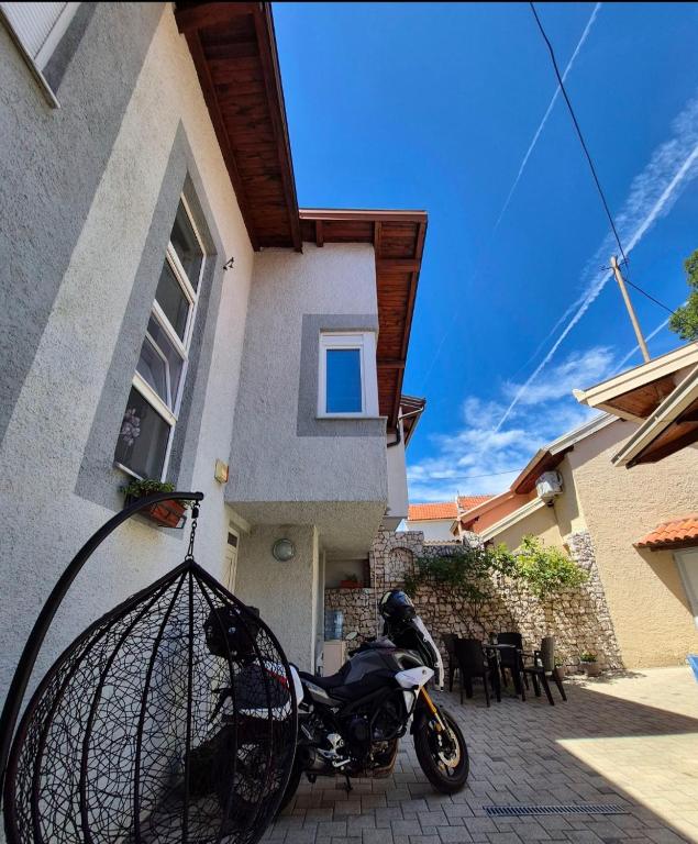 Ein Motorrad parkte vor einem Haus in der Unterkunft Apartments LiteMo in Mostar