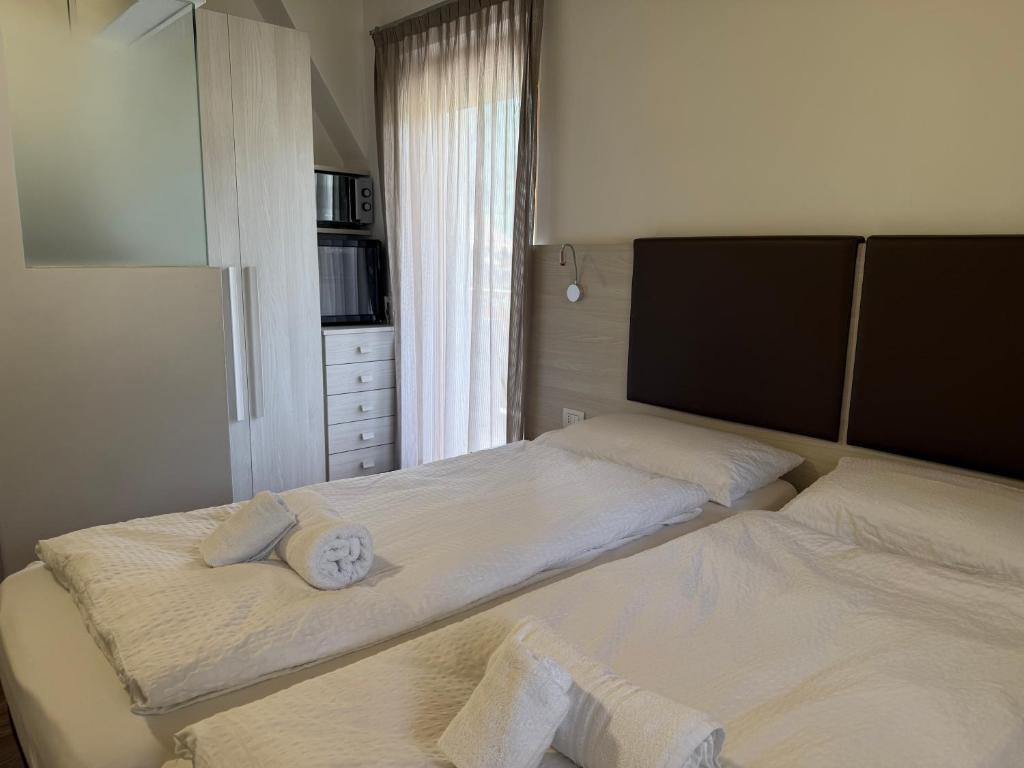 a bedroom with two beds with towels on them at Sugadoi in Predazzo