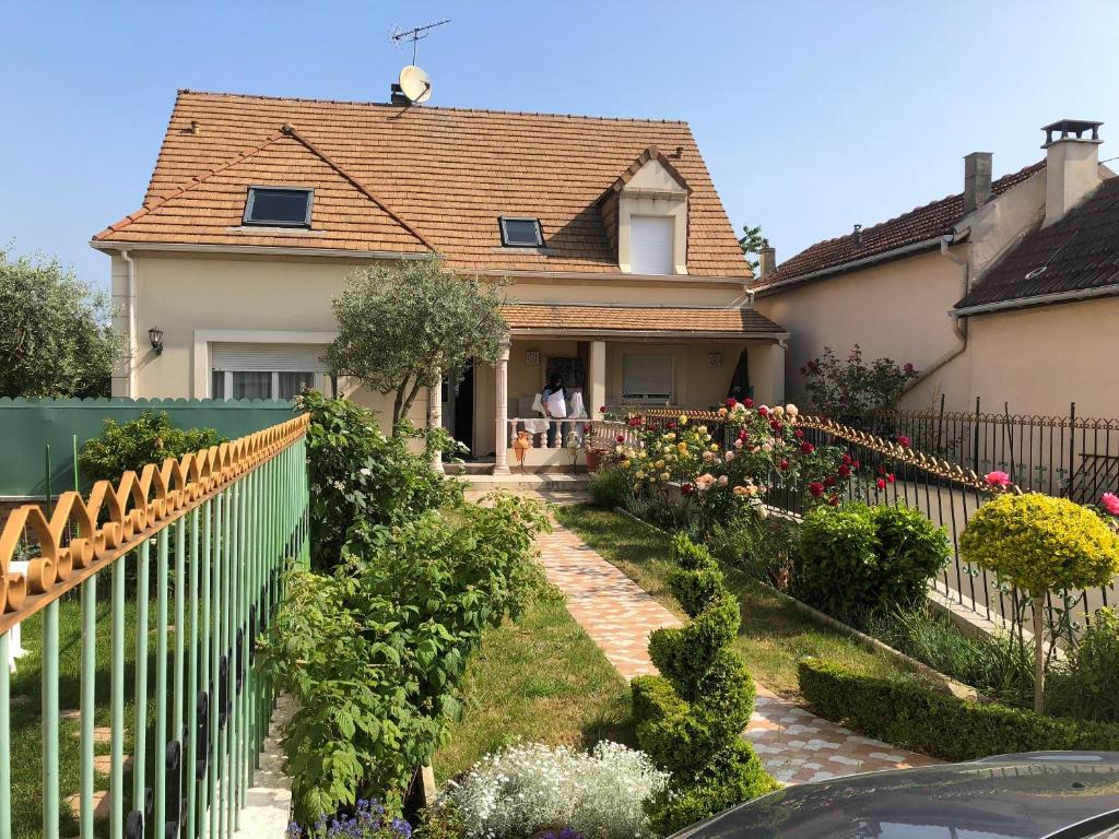 a house with a fence and a garden at Appartement cosy à Sannois de 110 m² avec jardin clôturé in Sannois