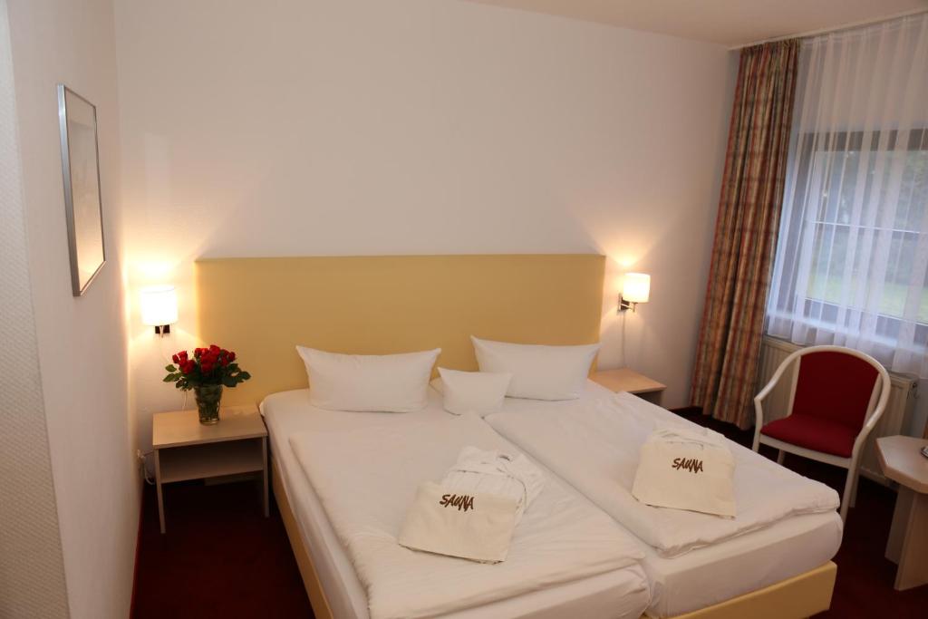 Postel nebo postele na pokoji v ubytování Lindenhotel Stralsund
