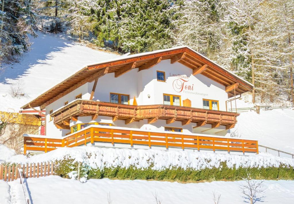 ein Haus im Schnee mit Balkon in der Unterkunft Landhaus Toni in Neustift im Stubaital