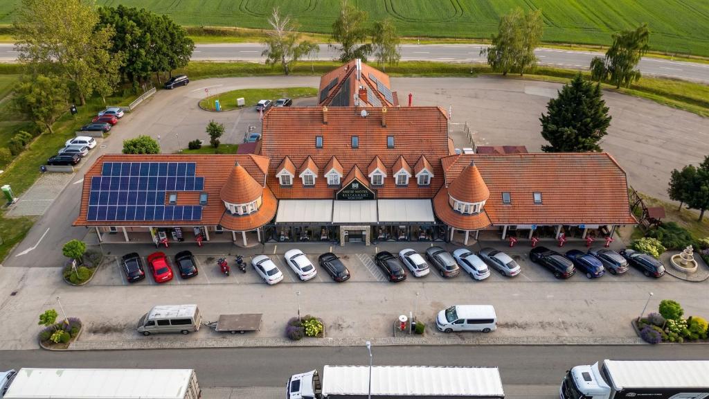 an overhead view of a building with cars parked in a parking lot at Mizse Motel in Lajosmizse