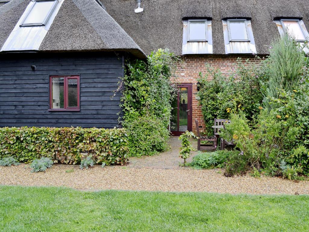 a house with a garden in front of it at Chive - E4326 in Catfield
