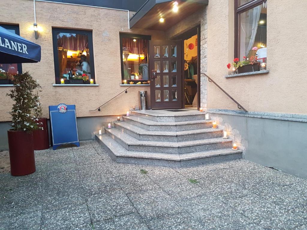 un escalier en face d'un bâtiment avec une porte dans l'établissement Etna Hotel & Ristorante, à Veitshöchheim
