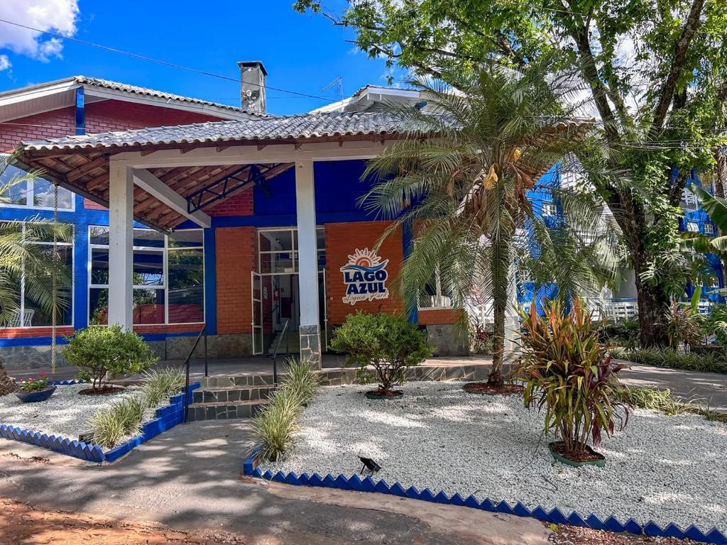 a building with a sign that reads taco axis at Lago Azul Acqua Park in Santo Cristo