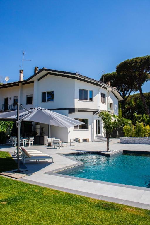 Villa Isabel con piscina moderna e area benessere