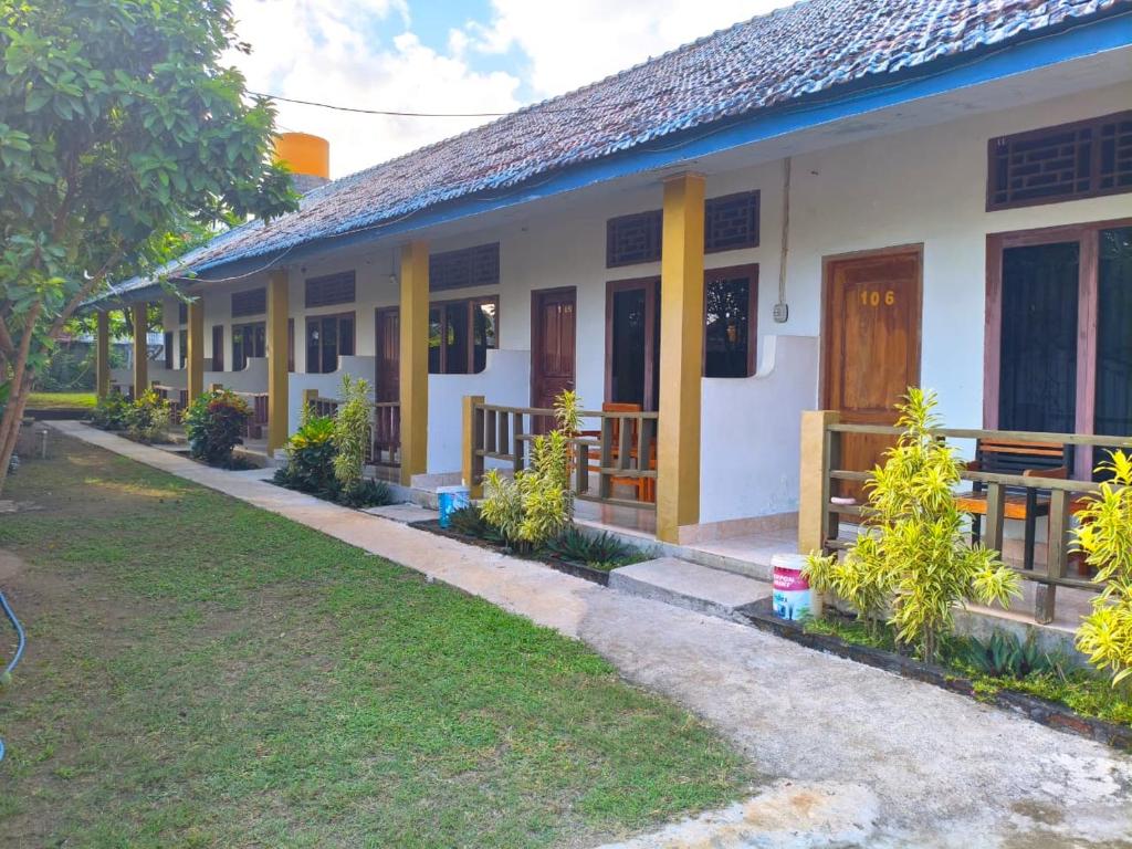 a house with yellow and white at Nangas Homestayy in Huu