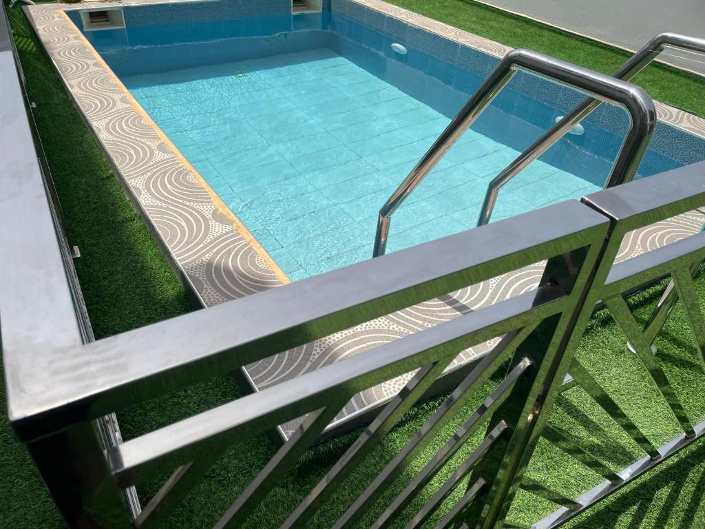 an empty bench next to a swimming pool at RESIDENCE Diass Immo in Diass