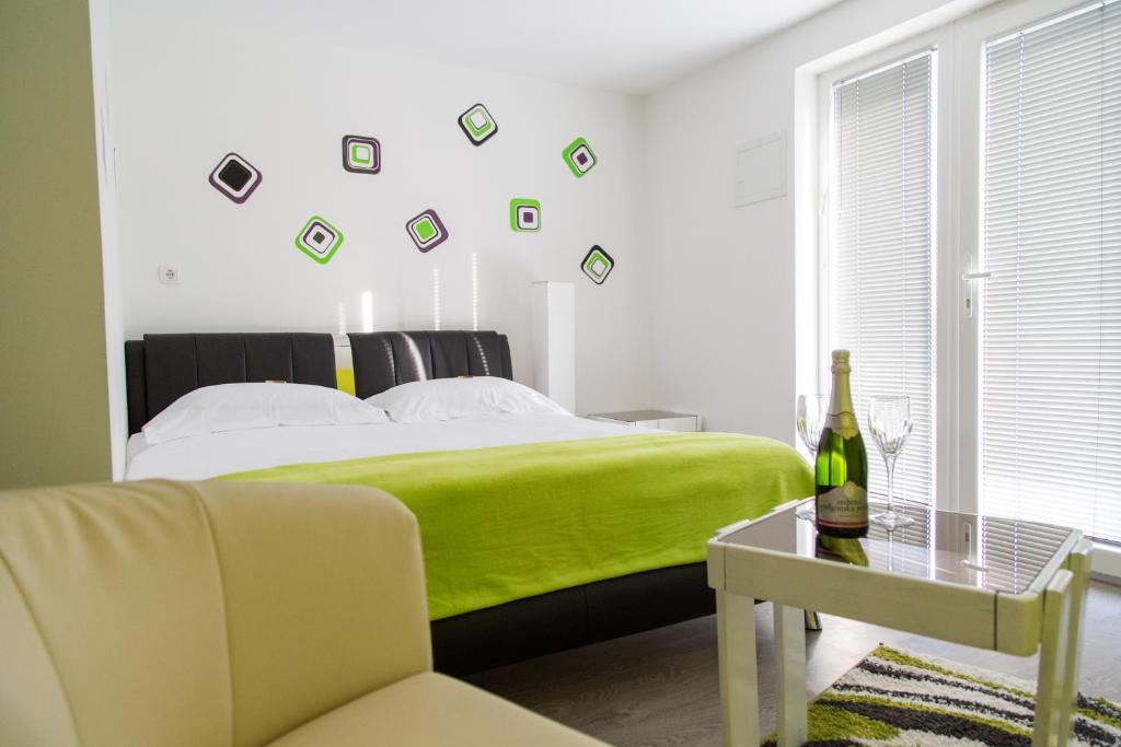 Ένα ή περισσότερα κρεβάτια σε δωμάτιο στο Apartments Ema