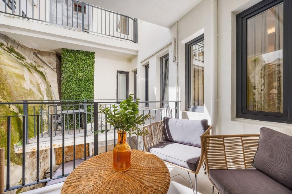 Gaia Balcony Stay near Wine Cellars