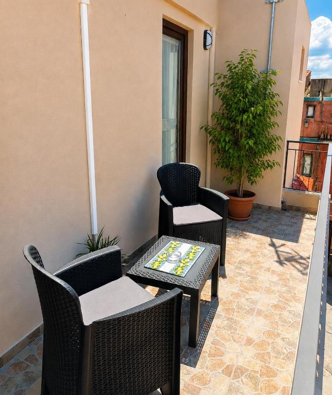a patio with chairs and a table on a balcony at Nel cuore di Segesta in Calatafimi