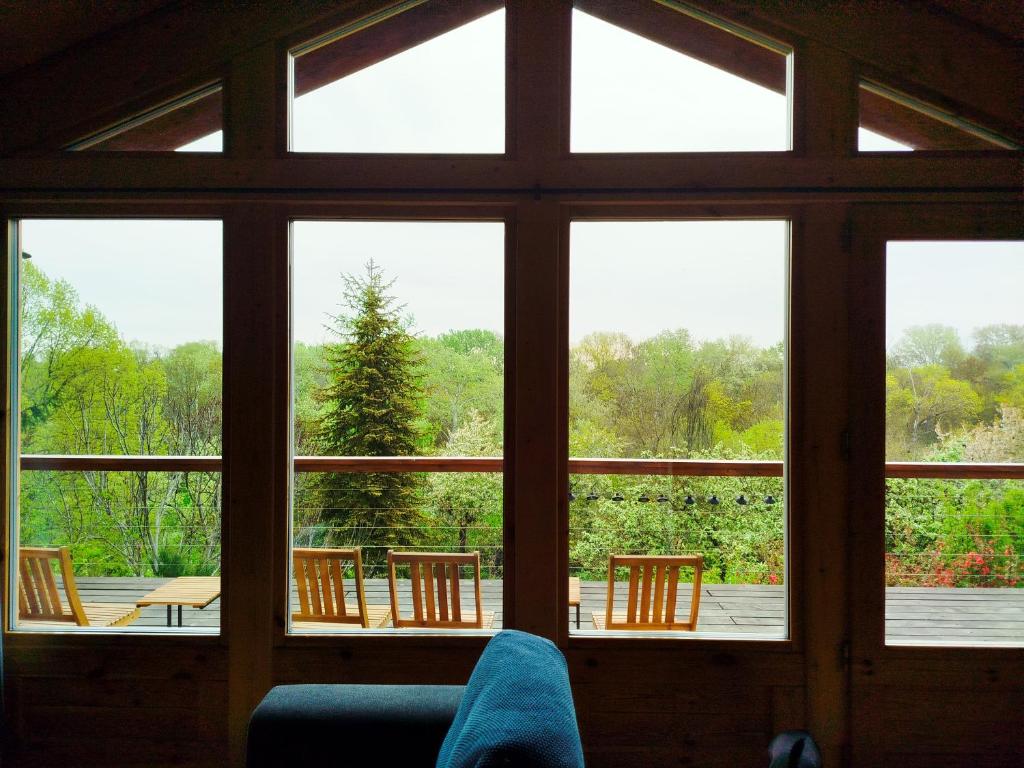 a room with a window looking out at a yard at Duna Kabin in Rácalmás