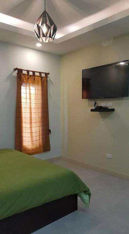 TV o dispositivi per l'intrattenimento presso The House at Pranburi