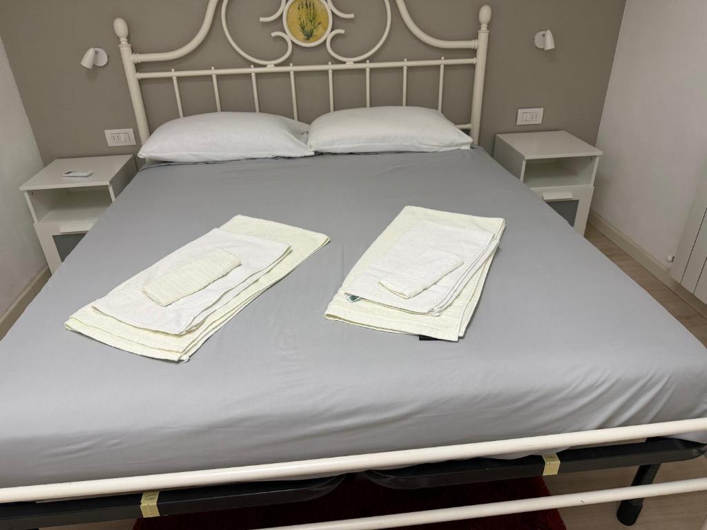 a bed with two towels sitting on top of it at EDO'S HOME in Lonate Pozzolo