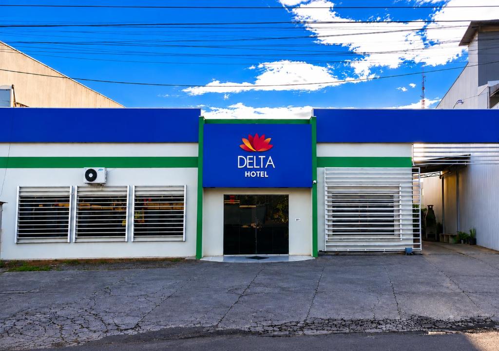 a building with a sign on the front of it at Delta Hotel Nova Mutum in Nova Mutum