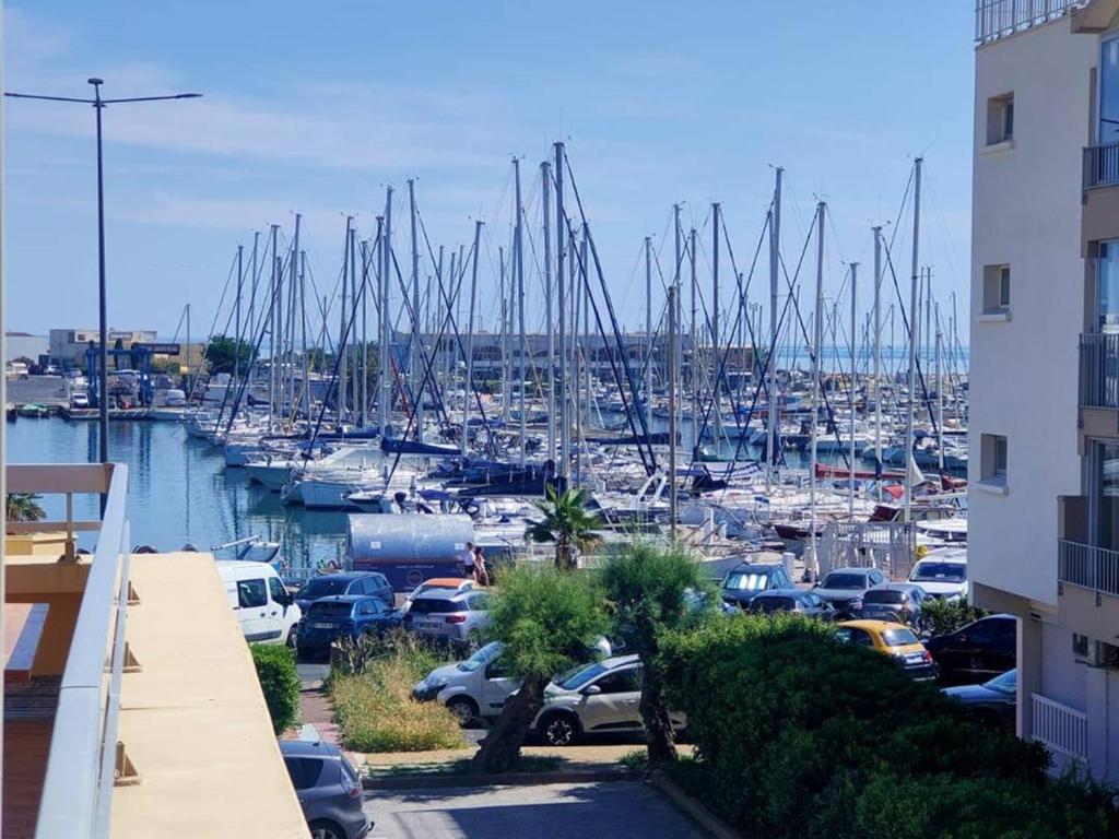 Agréable Appartement 3 Pièces avec Terrasse et Parking à Canet-Port