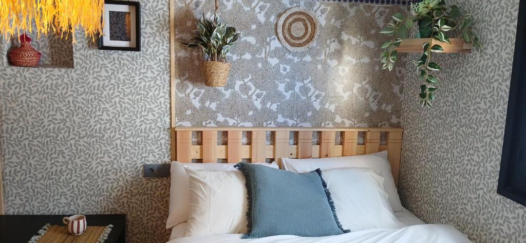 a bedroom with a bed with white and blue pillows at Precioso estudio a pie de playa in Cabo Negro