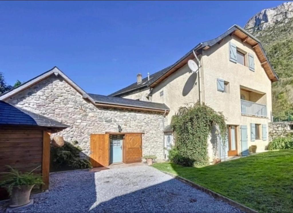 a large stone house with a driveway at Le Pène de Béon in Aste-Béon