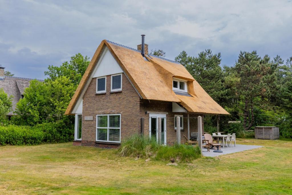 a house with a pitched roof on a yard at Stille Wille in Ballum