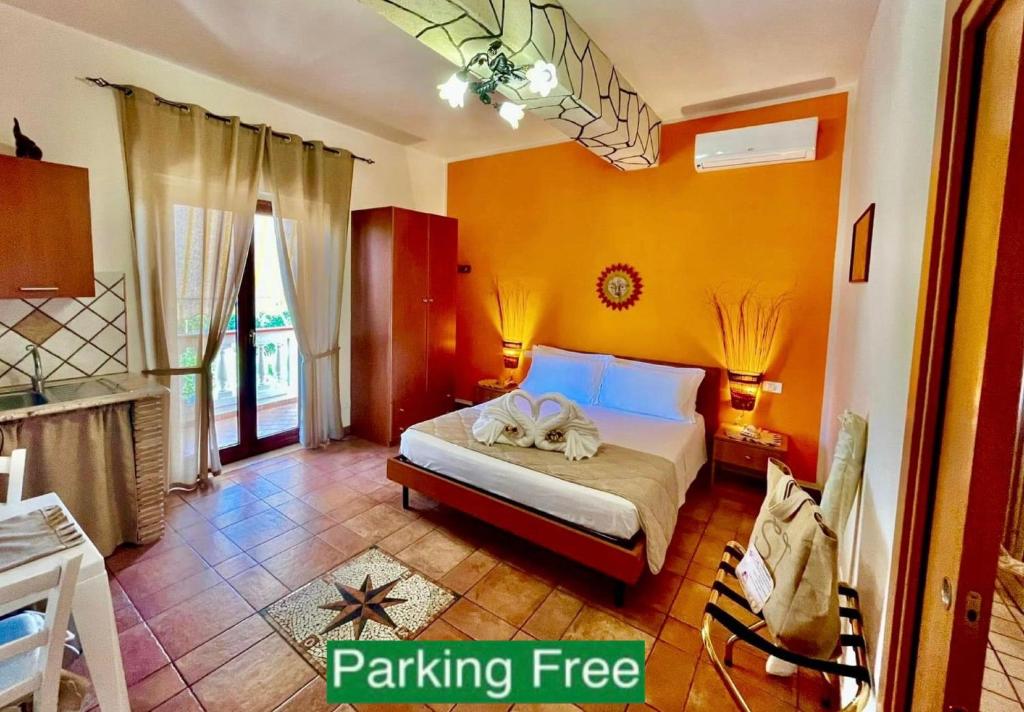 ein Schlafzimmer mit einem Bett in einem Zimmer in der Unterkunft Tropea Casa Scirocco in Tropea