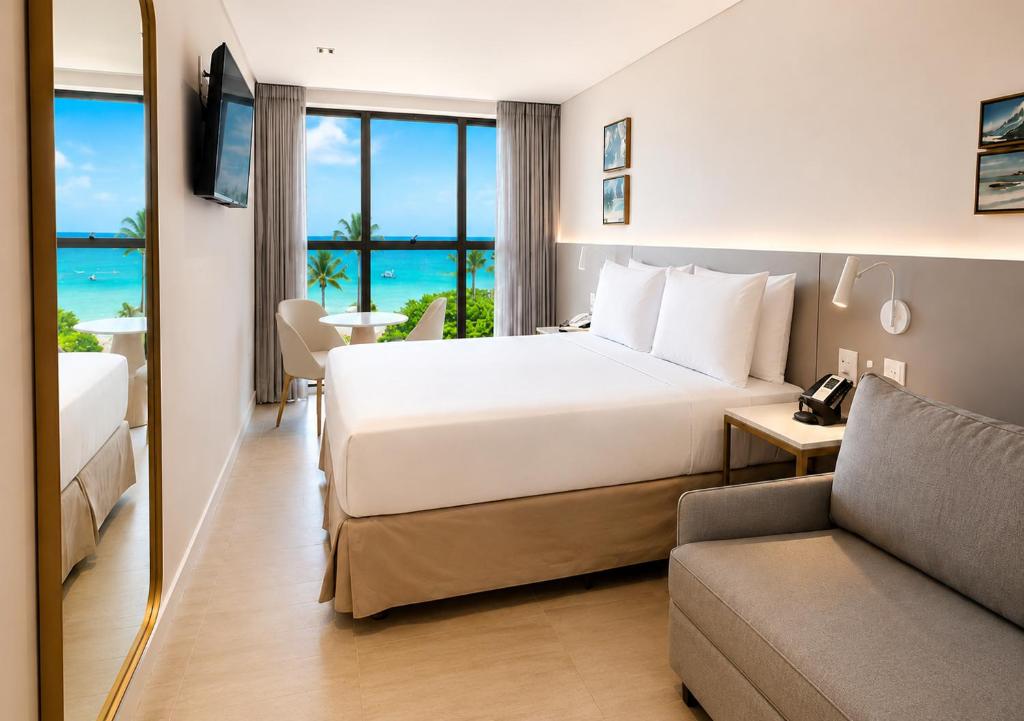 ein Hotelzimmer mit einem Bett und einer Couch in der Unterkunft Holanda Gold Hotel Praia de Tambaú in João Pessoa