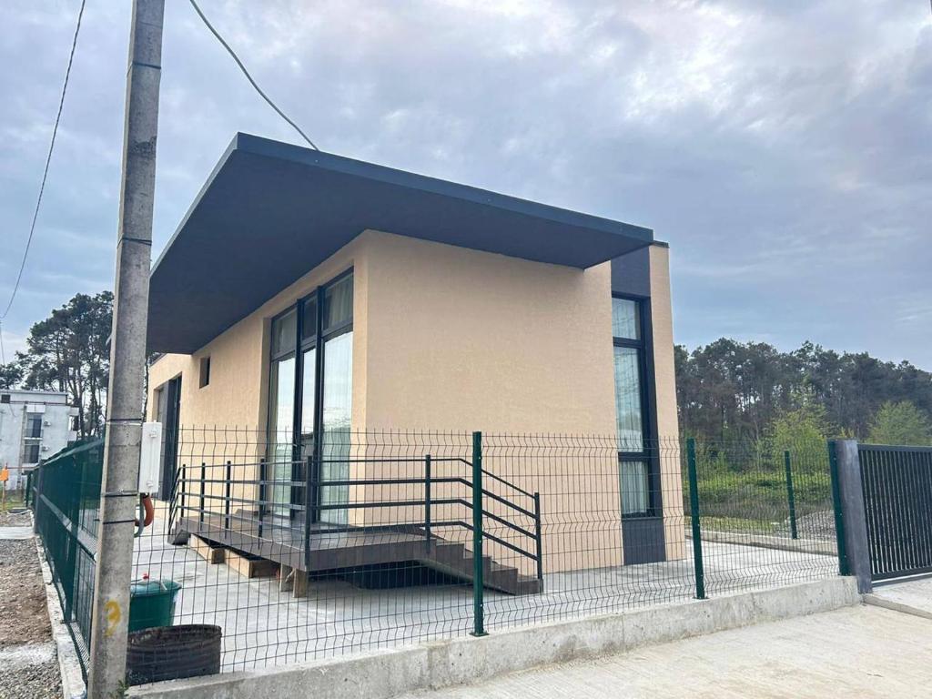 a small building with a fence in front of it at Kaprovani Sani Villa in Urekis Sadguri