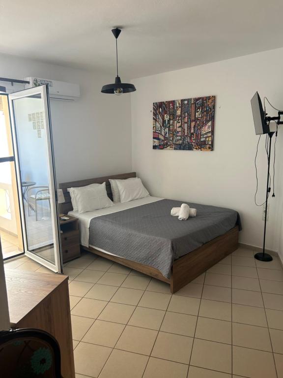 ein Schlafzimmer mit einem Bett und einem Spiegel in der Unterkunft Oasi studio in Bendevís