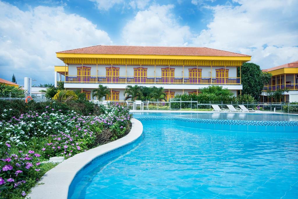 un hôtel avec une piscine en face d'un bâtiment dans l'établissement Hotel Mocawa Resort, à La Tebaida