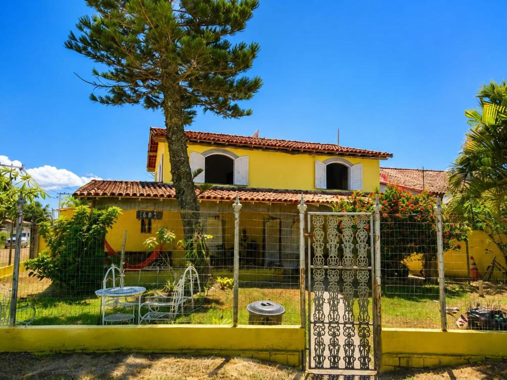 a house with a gate in front of it at Recanto Tia Nena in Araruama