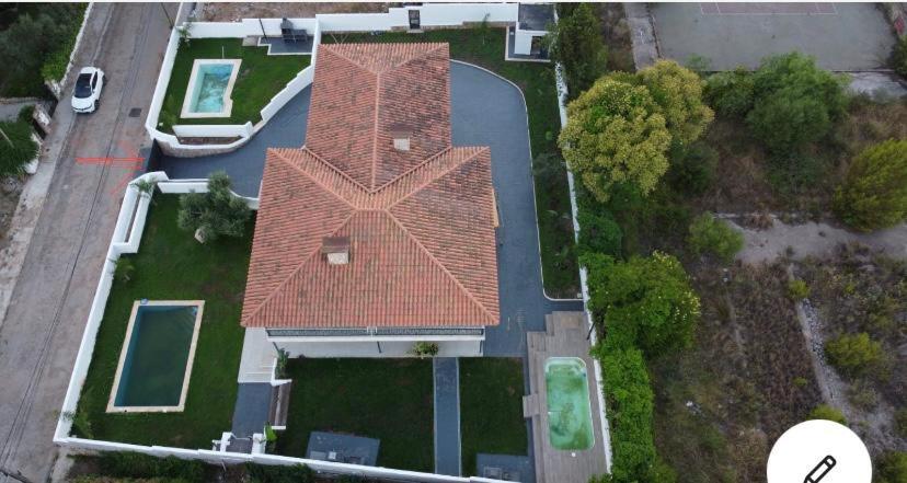 an aerial view of a house with a roof at La Morada de Sasa Casa tierra in Torrent