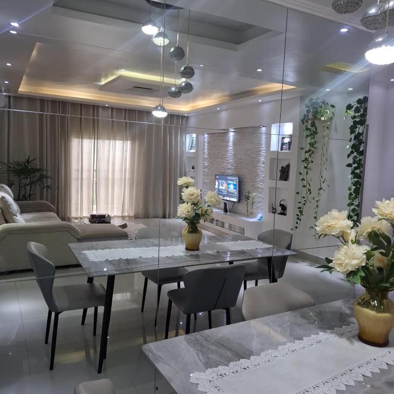 a living room with a dining table and a couch at Espaço Acolhedor in Luanda